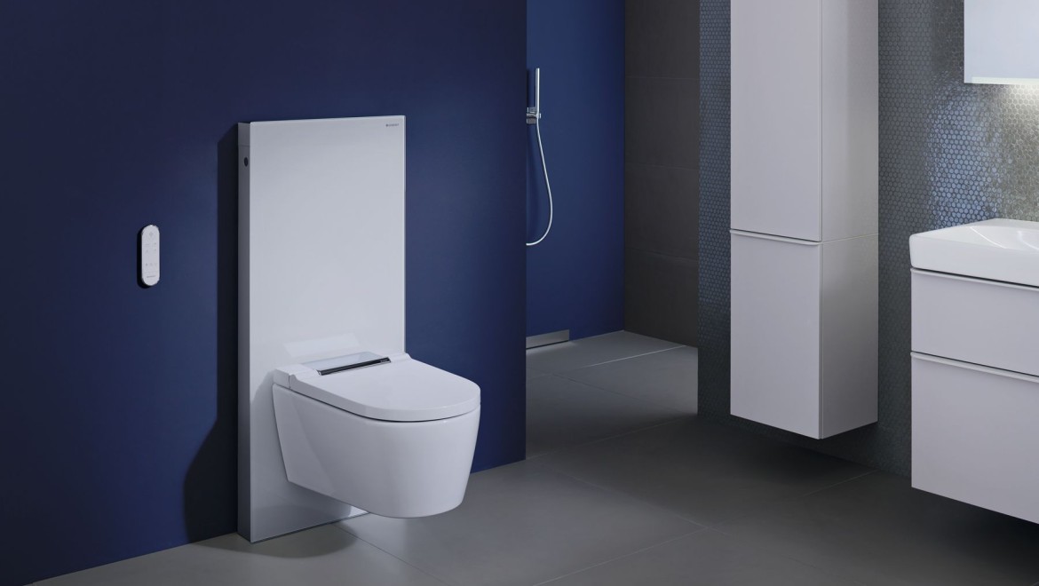 Toaleta myjąca Geberit AquaClean Sela z modułem Geberit Monolith w niebieskiej łazience
