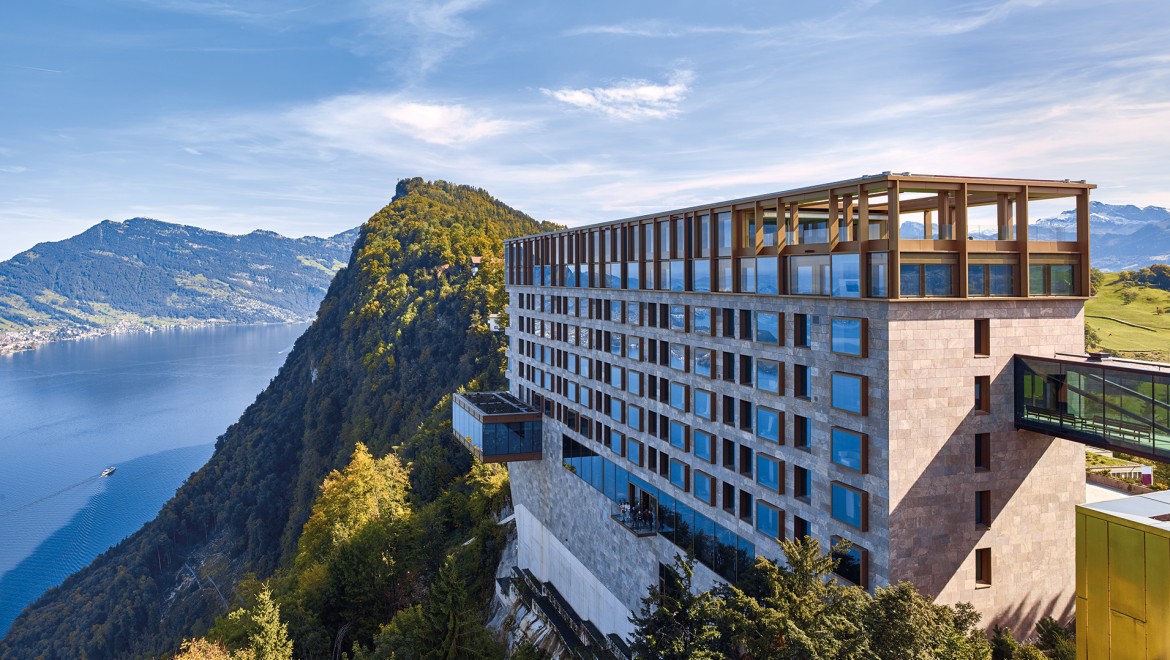 Hotel Bürgenstock w Szwajcarii wyposażony w modele toalet stojących AquaClean